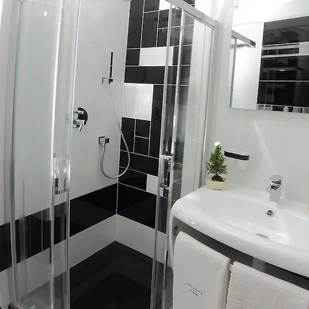 מלון דירות Alex Palace 4*