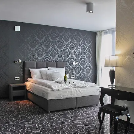 Alex Palace מלון דירות 4*