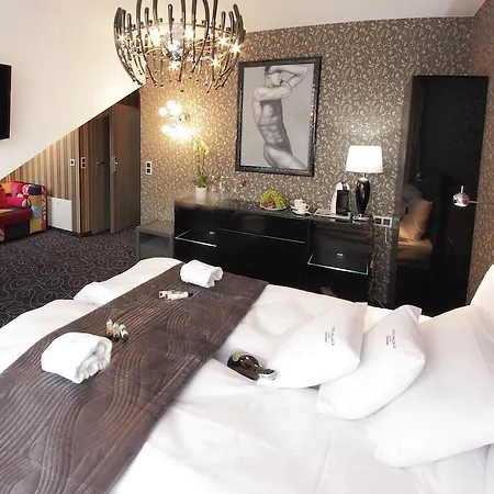 Alex Palace מלון דירות 4*